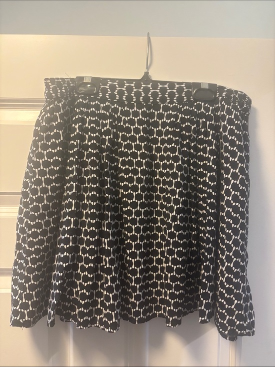 Banana Republic Dresses & Skirts - Banana Republic Black & White Patterned Women's Skirt - Size 2